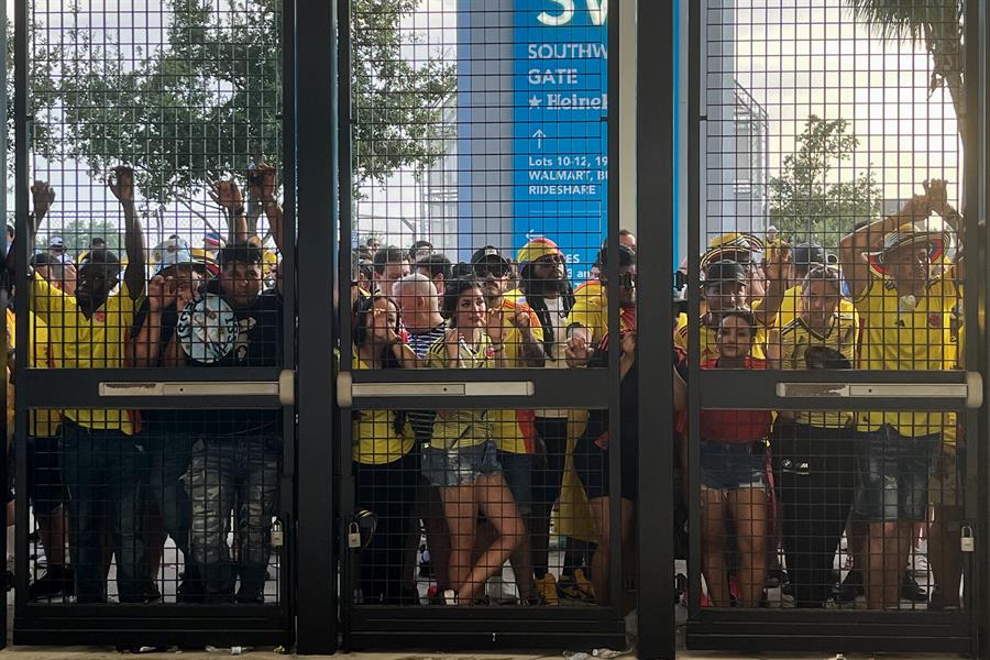Aficionados esperan a las afueras del estadio Hard Rock previo al partido final entre Argentina y Colombia de la Copa América (2)