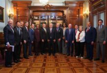 Andrés Manuel López Obrador (c), junto al embajador de Estados Unidos en México, Ken Salazar (i) y la titular de la Secretaría de Relaciones Exteriores, Alicia Bárcena