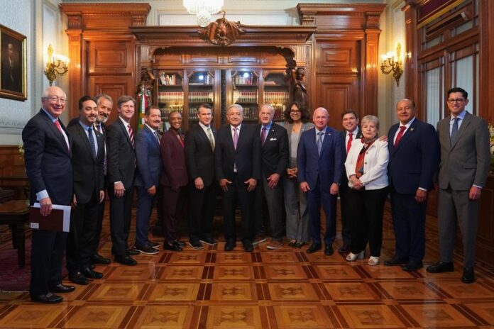 Andrés Manuel López Obrador (c), junto al embajador de Estados Unidos en México, Ken Salazar (i) y la titular de la Secretaría de Relaciones Exteriores, Alicia Bárcena