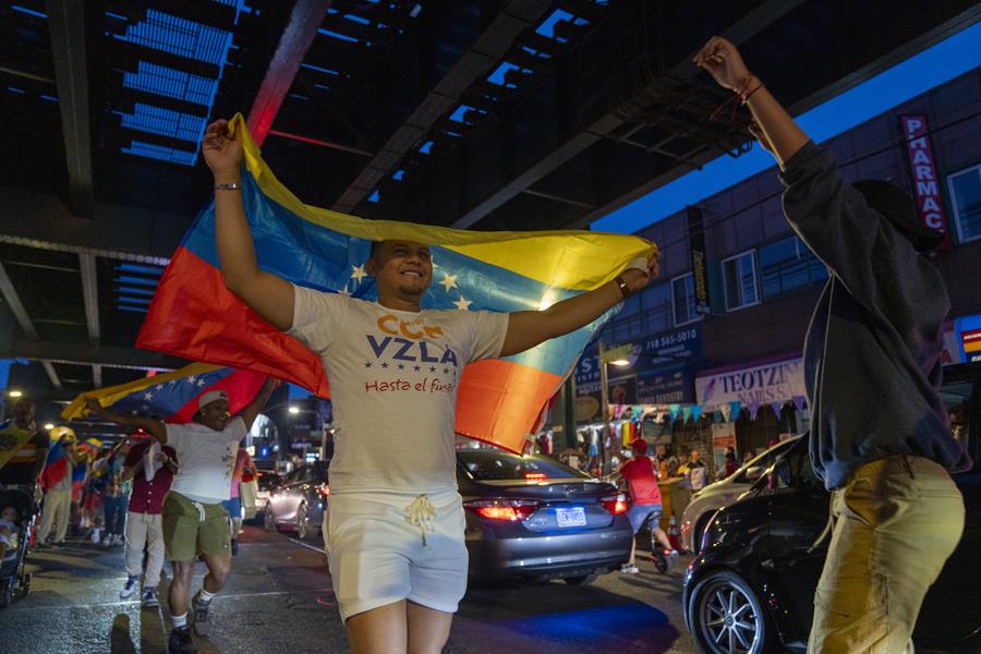 Ciudadanos venezolanos se reúnen a la esperan de los resultados de las elecciones presidenciales de Venezuela, en la Av Roosevelt (1)