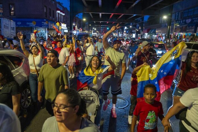 Ciudadanos venezolanos se reúnen a la esperan de los resultados de las elecciones presidenciales de Venezuela, en la Av Roosevelt (2)