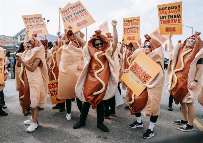 Concurso de Comer Perritos Calientes de Nathan's Famous (2)