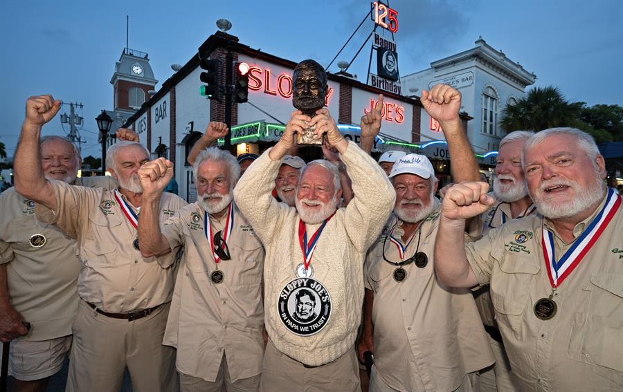 David 'Bat' Masterson (c) celebrando con dobles de otros años por haber ganador el concurso de 'dobles' del escritor Hemingway (2)