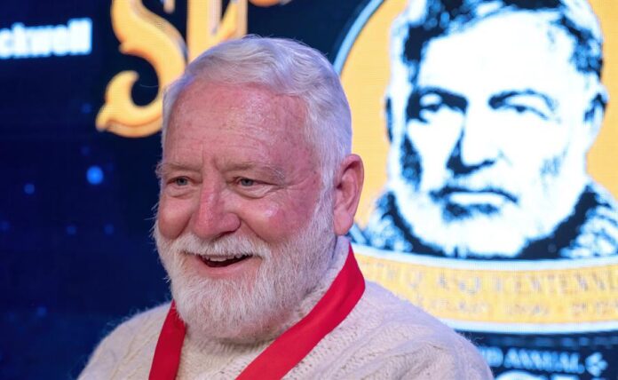 David 'Bat' Masterson mostrando su apariencia hemingwayiana ante los jueces David 'Bat' Masterson mostrando su apariencia hemingwayiana ante los jueces