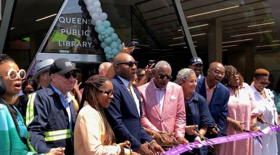 Diseñada por la firma internacional de arquitectura Snøhetta, la nueva biblioteca sirve como un centro de la comunidad y un testimonio de la revitalización del centro de Far Rockaway.