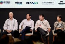 El CEO de Fira Barcelona International Ricard Zapatero (i), el gobernador de Yucatán, Mauricio Vila Dosal (2-i) y Manuel Redondo presidente de PRONUS
