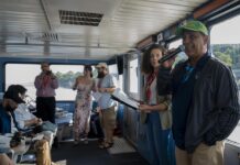 El congresista Adriano Espaillat habla durante el tour anual por la justicia ambiental en un barco este viernes, en el río Harlem