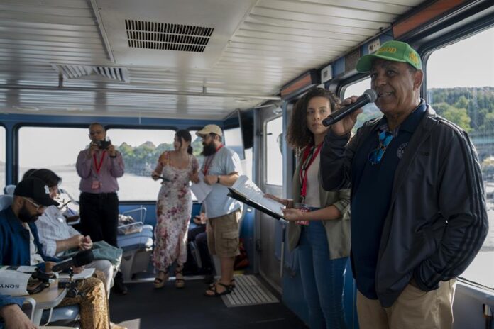 El congresista Adriano Espaillat habla durante el tour anual por la justicia ambiental en un barco este viernes, en el río Harlem El congresista Adriano Espaillat habla durante el tour anual por la justicia ambiental en un barco este viernes, en el río Harlem