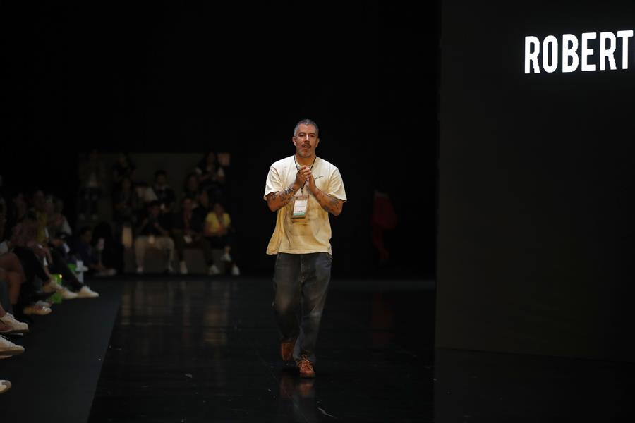 El dise&ntilde;ador mexicano Roberto S&aacute;nchez desfila al finalizar la pasarela de su colecci&oacute;n &ldquo;Acapulco en el sue&ntilde;o&rdquo;