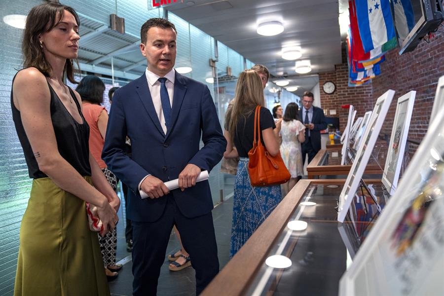 El embajador de España ante las Naciones Unidas, Héctor Gómez, visita la exposición de la ilustradora española afincada en Nueva York, Patricia Bolaños