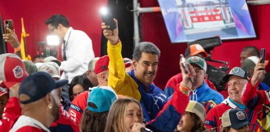 El presidente de Venezuela, Nicolás Maduro (d), celebra tras conocer los resultados de las elecciones presidenciales