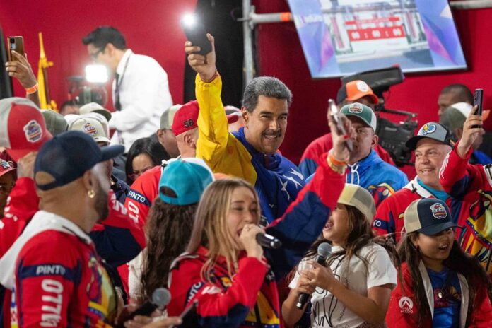 El presidente de Venezuela, Nicolás Maduro (d), celebra tras conocer los resultados de las elecciones presidenciales