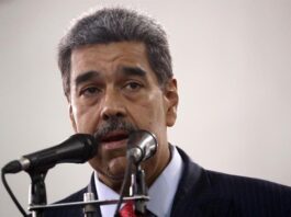 El presidente de Venezuela, Nicolás Maduro, habla a la salida del Tribunal Supremo de Justicia