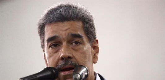 El presidente de Venezuela, Nicolás Maduro, habla a la salida del Tribunal Supremo de Justicia