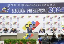 El presidente del Consejo Nacional Electoral (CNE) de Venezuela de Elvis Amoroso (c) habla este domingo, en Caracas