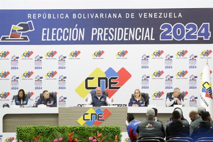 El presidente del Consejo Nacional Electoral (CNE) de Venezuela de Elvis Amoroso (c) habla este domingo, en Caracas El presidente del Consejo Nacional Electoral (CNE) de Venezuela de Elvis Amoroso (c) habla este domingo, en Caracas
