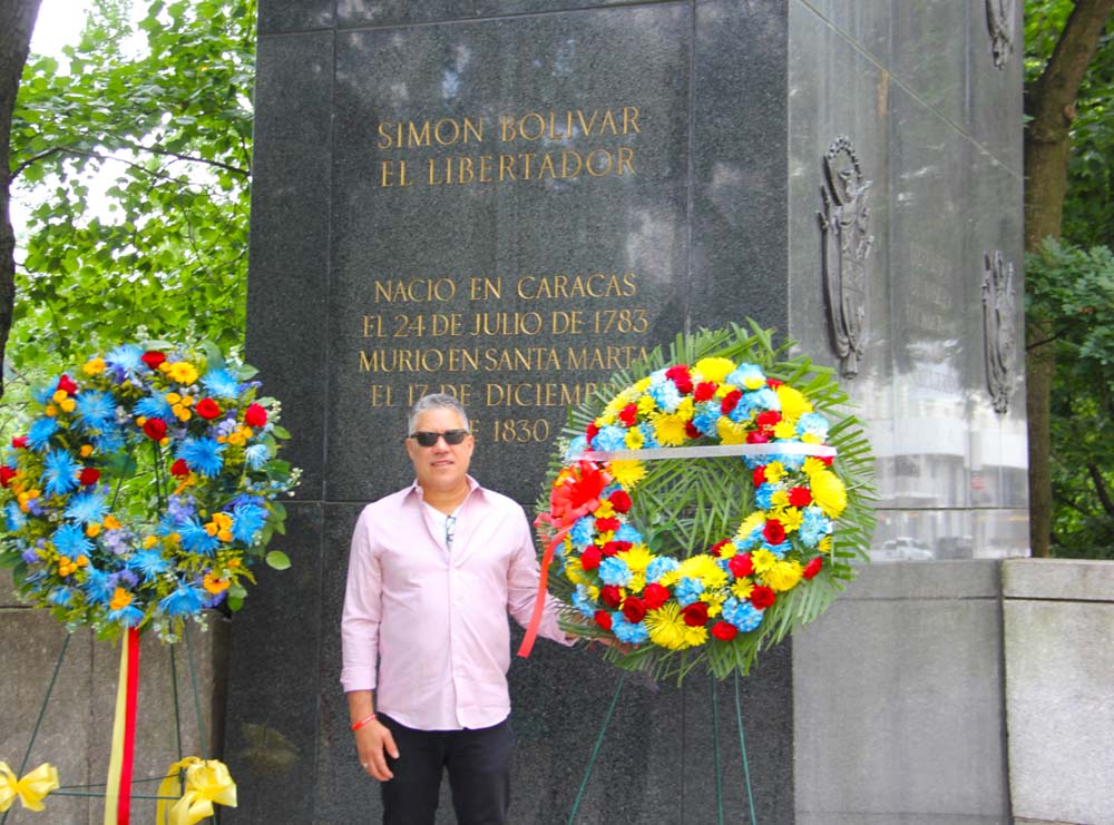 El empresario venezolano Riccardo Romero, miembro de honor del ComitéInternacional Galo Plaza colocó una ofrenda floral en el monumento del Libertador Simón Bolívar en Central Park, donde continúa siendo un ícono de la presencia latinoamericana en la ciudad desde el siglo XIX.