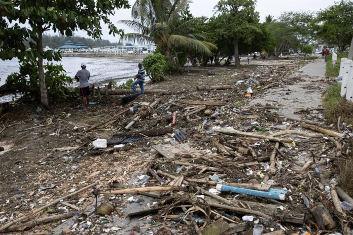 Hombres observan uno de los muelles destruidos en la Marina ZarPar, tras el paso del huracán Beryl Hombres observan uno de los muelles destruidos en la Marina ZarPar, tras el paso del huracán Beryl