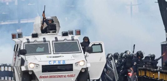 Integrantes de la Policía Nacional Bolivariana (PNB) enfrentan a manifestantes opositores (2)