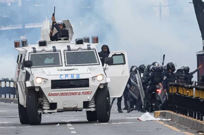 Integrantes de la Policía Nacional Bolivariana (PNB) enfrentan a manifestantes opositores (2)