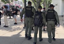Integrantes de la policía patrullan este domingo, afuera del centro de convenciones donde se realizará la Convención Republicana