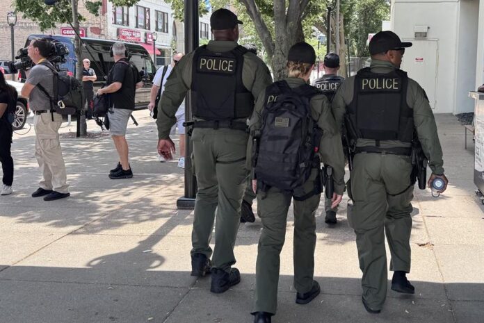 Integrantes de la policía patrullan este domingo, afuera del centro de convenciones donde se realizará la Convención Republicana Integrantes de la policía patrullan este domingo, afuera del centro de convenciones donde se realizará la Convención Republicana
