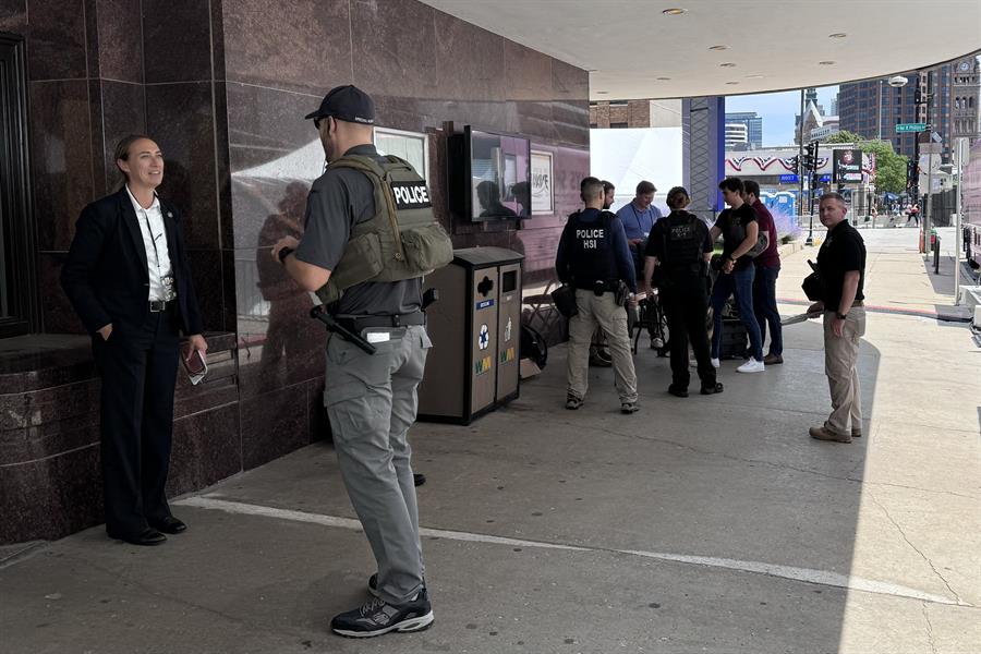 Integrantes de la policía vigilan este domingo, afuera del centro de convenciones donde se realizará la Convención Republicana