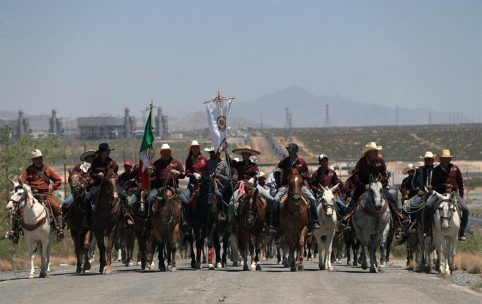 Jinetes de México y Estados Unidos encabezaron la 'Gran Cabalgata Villista' (1)