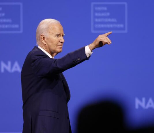 Biden tiene síntomas leves tras dar positivo en covid-19, según la Casa Blanca Joe Biden