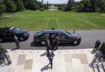 Biden aparece por primera vez en público después de poner fin a su campaña presidencial