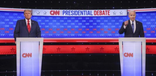Joe Biden (der.) y el expresidente y candidato a las elecciones Donald Trump durante un debate