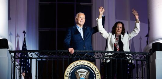 Joe Biden junto a la vicepresidenta Kamala Harris saludando desde el balcón de la Casa Blanca