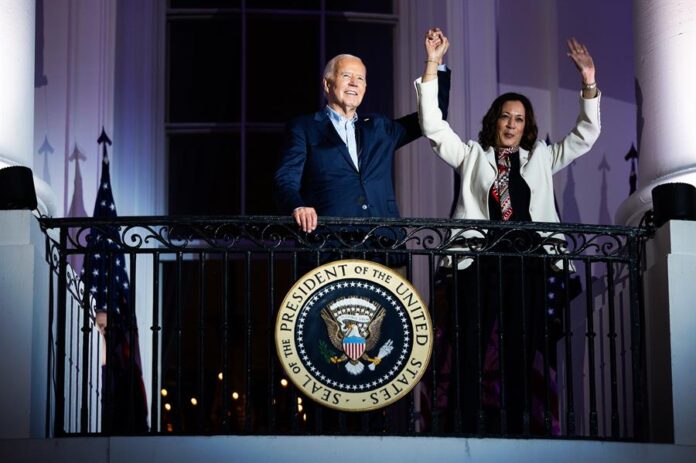 Joe Biden junto a la vicepresidenta Kamala Harris saludando desde el balcón de la Casa Blanca Joe Biden junto a la vicepresidenta Kamala Harris saludando desde el balcón de la Casa Blanca