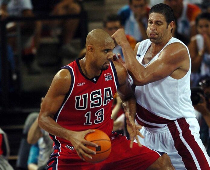 José 'Piculin' Ortiz (d) de Puerto Rico defendiendo frente a Timothy Duncan José 'Piculin' Ortiz (d) de Puerto Rico defendiendo frente a Timothy Duncan