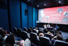 La actriz y guionista colombiana Vanessa Restrepo (i), el novelista Kato Gutiérrez (2-i,) el comediante y locutor César Filio