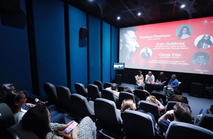 La actriz y guionista colombiana Vanessa Restrepo (i), el novelista Kato Gutiérrez (2-i,) el comediante y locutor César Filio