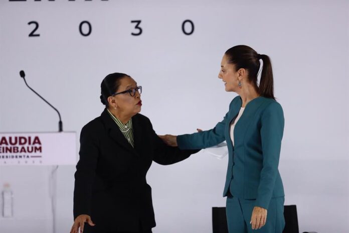 La actual secretaria de Seguridad de México, Rosa Icela Rodríguez (i), conversa con la presidenta Electa Claudia Sheinbaum