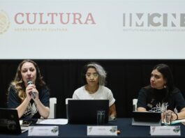 La integrantes del Festival de documentales 'Resistimos', su directora, Gabriela Chávez (i), la productora, Jessica Rito (c) y la coordinadora, Ana San Vicente