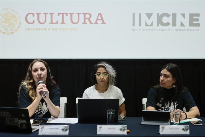 La integrantes del Festival de documentales 'Resistimos', su directora, Gabriela Chávez (i), la productora, Jessica Rito (c) y la coordinadora, Ana San Vicente La integrantes del Festival de documentales 'Resistimos', su directora, Gabriela Chávez (i), la productora, Jessica Rito (c) y la coordinadora, Ana San Vicente