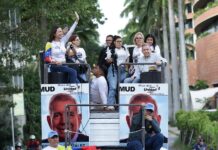 La líder opositora venezolana, María Corina Machado (arriba-i), y el candidato a la presidencia de Venezuela, Edmundo González Urrutia