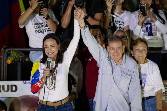 La líder opositora venezolana, María Corina Machado (i), y el candidato a la presidencia de Venezuela, Edmundo González Urrutia