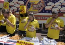 Los concursantes Dan 'Killer' Kennedy (i), Molly Schuyler (c), y Joel Hansen participan de la 15 edición del concurso anual de comer hamburguesas