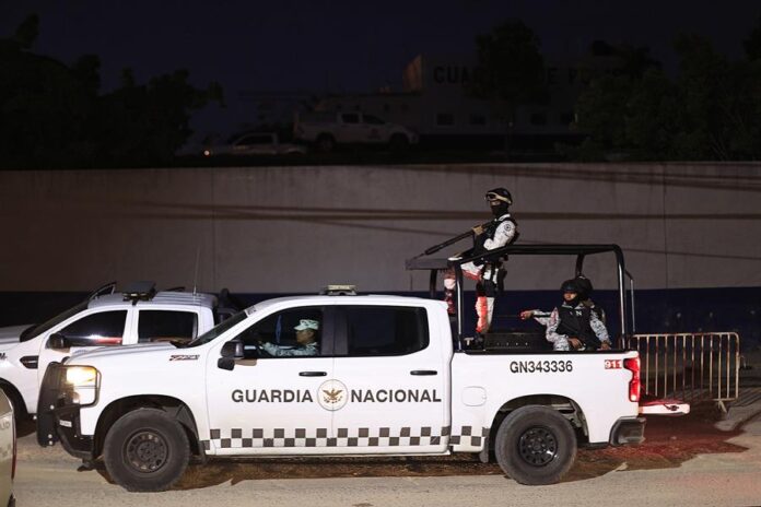 Miembros de la Guardia Nacional (GN) resguardan un cuartel de la policía estatal atacado con explosivos Miembros de la Guardia Nacional (GN) resguardan un cuartel de la policía estatal atacado con explosivos