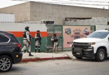 Miembros de la Guardia Nacional y del Ejército Mexicano resguardan un predio donde se encontró la construcción de un narco túnel (1)