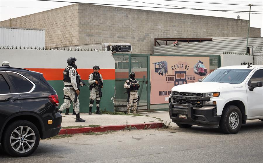 Miembros de la Guardia Nacional y del Ej&eacute;rcito Mexicano resguardan un predio donde se encontr&oacute; la construcci&oacute;n de un narco t&uacute;nel (1)