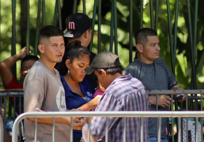 Migrantes permanecen en una estación migratoria