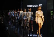 Modelos desfilan prendas de la colección “Acapulco en el sueño” del diseñador mexicano Roberto Sánchez