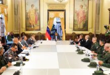 EE.UU. dice que la expulsión de diplomáticos refleja la falta de democracia en Venezuela Nicolás Maduro (c), durante un Consejo de Defensa de la Nación