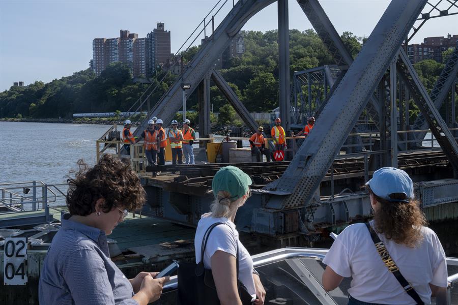 Personas observan a unos trabajarodes durante el tour anual en barco por la justicia ambiental este viernes, en el río Harlem
