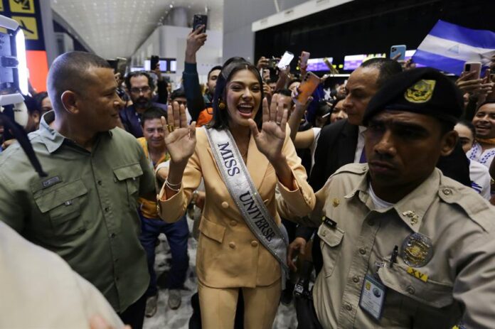 Sheynnis Palacios (c), saluda a su llegada al Aeropuerto Internacional de Tocumen (2) Sheynnis Palacios